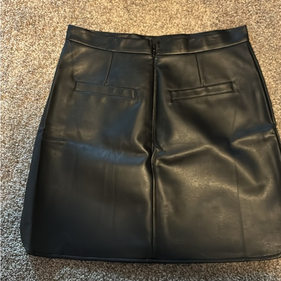 Black faux leather black skirt - Picture 3 of 4
